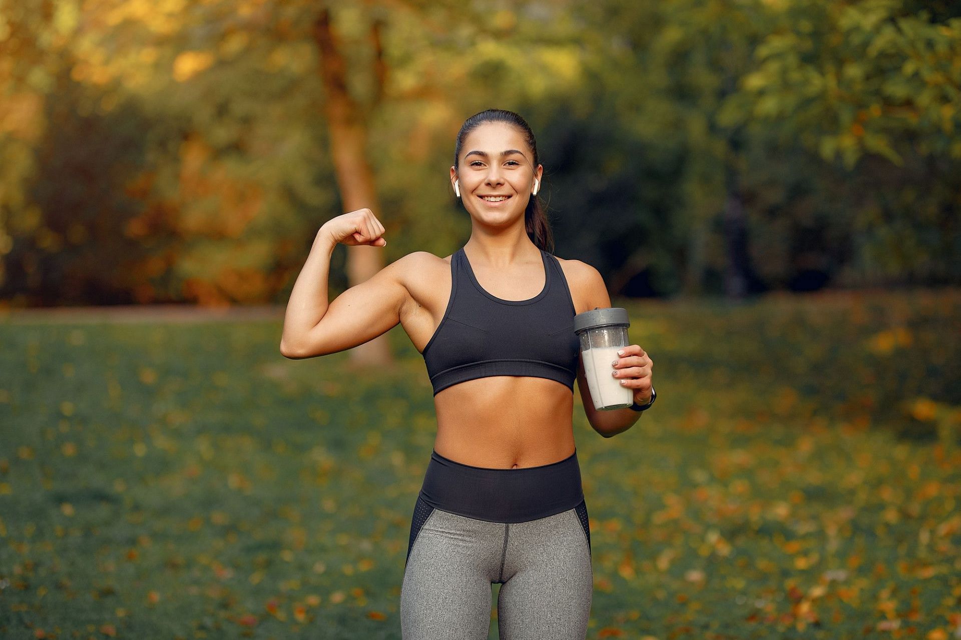 BCAA vs Creatine: Use BCAA for better muscle growth (Image by prostooleh on Freepik)